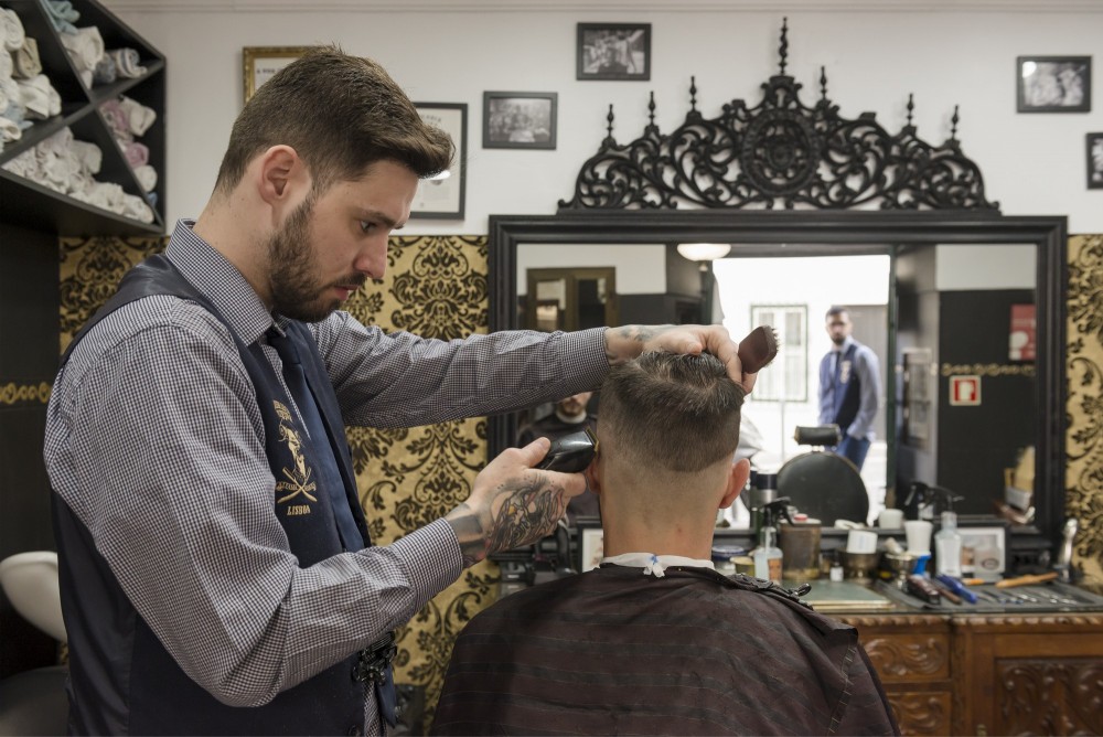 Salão de Barbearia de Alfredo, Oliveira e Acácio — Barbearia Oliveira